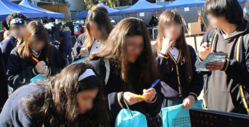 Estudiantes realizan una visita vocacional al CFT Estatal